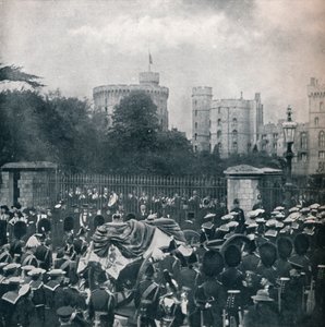 Kung Edward VII:s likbil dras in på området vid Windsor Castle, 1910 1911