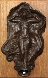 Dörrklocka, figuren av "ljud" (kopparelektrotyp) av Hubert von Herkomer