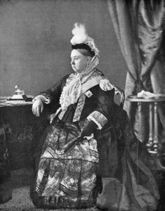 Drottning Victoria i klänningen hon bar vid sin guldjubileumsgudstjänst 1887. av Hughes and Mullins