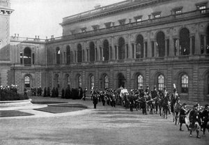 Drottning Victorias begravningståg som lämnar Osborne House, Isle of Wight, den 1 februari 1901. av Hughes and Mullins