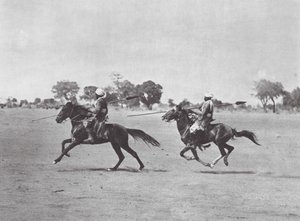 Afrika: Aulad Hamid Araber i kedjerustningar (svartvitt foto) av Hugo Adolf Bernatzik