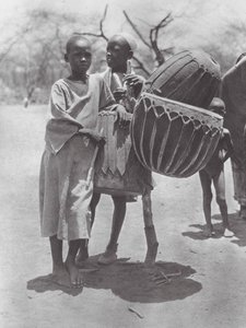 Afrika: Aulad Hamid trummor (svartvitt foto) av Hugo Adolf Bernatzik