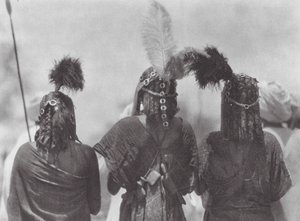 Afrika: Aulad Hamid huvudbonad (svartvitt foto) av Hugo Adolf Bernatzik
