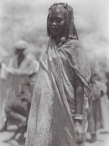 Afrika: Aulad Hamid silver- och bärnstenssmycke (s/v-foto) av Hugo Adolf Bernatzik
