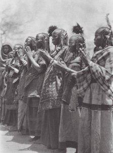 Afrika: Kvinnor från Aulad Hamid klappar takten under en dans (s/v-foto) av Hugo Adolf Bernatzik
