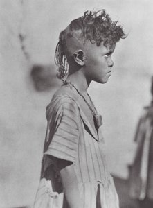 Afrika: Bisharin-barn med amulett (svartvitt foto) av Hugo Adolf Bernatzik