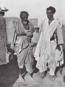 Afrika: Bisharin-män, Nubiska öknen (svartvitt foto) av Hugo Adolf Bernatzik