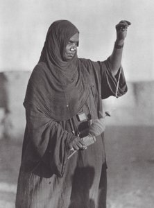 Afrika: Bisharin-kvinna som spinner, Nubiska öknen (svartvitt foto) av Hugo Adolf Bernatzik
