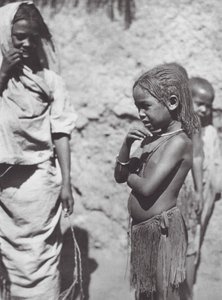 Afrika: Barn i Omdurman (svartvitt foto) av Hugo Adolf Bernatzik