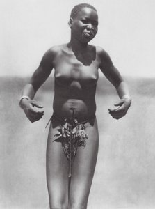 Afrika: Dansande flicka, östra Djur (svartvitt foto) av Hugo Adolf Bernatzik