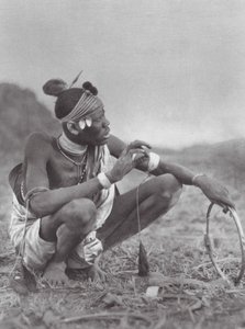 Afrika: Dinka-brudgummen köpslår om brudprydnaderna (svartvitt foto) av Hugo Adolf Bernatzik