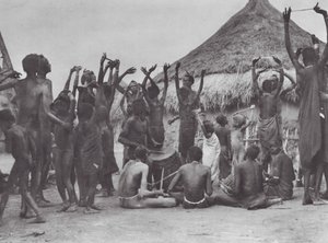 Afrika: Dinka ko-dans (svartvitt foto) av Hugo Adolf Bernatzik