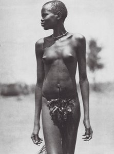 Afrika: Djur flicka, Sudan (svartvitt foto) av Hugo Adolf Bernatzik
