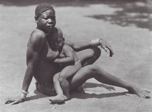 Afrika: Östra Djur, mor och barn (svartvitt foto) av Hugo Adolf Bernatzik