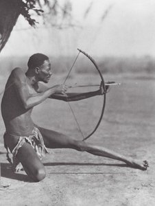 Afrika: Bågskytt från östra Djur (svartvitt foto) av Hugo Adolf Bernatzik
