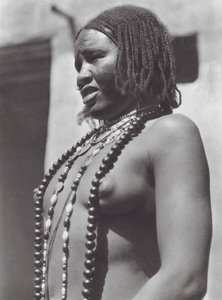 Afrika: Gawazi, en professionell dansare (svartvitt foto) av Hugo Adolf Bernatzik