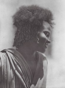 Afrika: Hadendoa ungdom, östra Sudan (svartvitt foto)