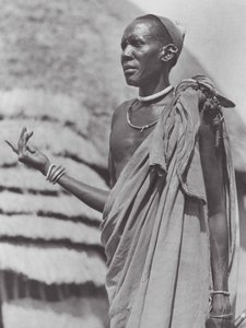 Afrika: Överhuvud för Tonga (svartvitt foto) av Hugo Adolf Bernatzik