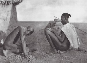 Afrika: Medicinman blöder en patient (svartvitt foto) av Hugo Adolf Bernatzik