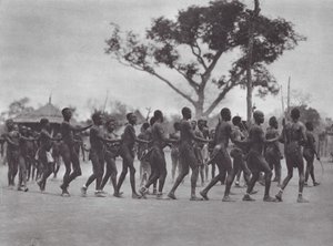 Afrika: Moru Dance (svartvitt foto) av Hugo Adolf Bernatzik