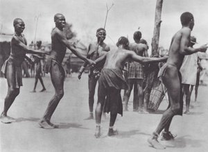 Afrika: Moru runddans (svartvitt foto) av Hugo Adolf Bernatzik
