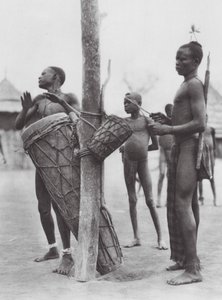 Afrika: Moru-män spelar trummor (svartvitt foto) av Hugo Adolf Bernatzik