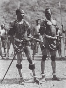 Afrika: Nuba skaller-dansare (svartvitt foto) av Hugo Adolf Bernatzik