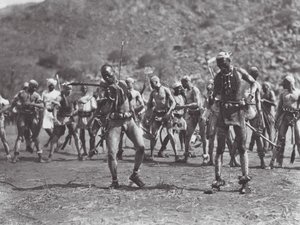 Afrika: Nuba skallra dans (svartvitt foto) av Hugo Adolf Bernatzik