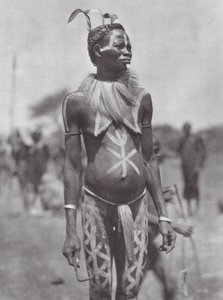 Afrika: Nubakvinna med festligt smycke (svartvitt foto) av Hugo Adolf Bernatzik