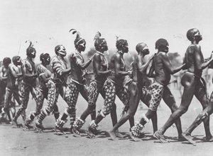 Afrika: Nubakvinnor dansar (svartvitt foto)