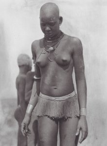 Afrika: Nuer-kvinna (svartvitt foto)