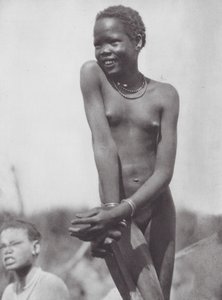 Afrika: Nuer-flicka (svartvitt foto)
