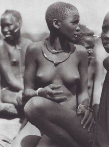 Afrika: Nuer-flicka bär halsband av giraffhår (svartvitt foto)