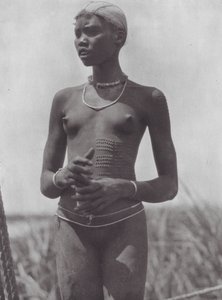 Afrika: Nuer-flicka med prydnadsärr (svartvitt foto)