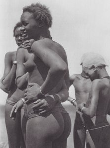 Afrika: Nuer flickor och barn (svartvitt foto) av Hugo Adolf Bernatzik