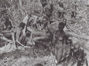Afrika: Nuer-flickor på en sudanesisk segelbåt (svartvitt foto) av Hugo Adolf Bernatzik