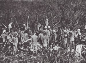 Afrika: Nuer-jägare med elefantkropp (svartvitt foto) av Hugo Adolf Bernatzik