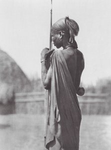 Afrika: Nuer i Shilluk-dräkt (svartvitt foto) av Hugo Adolf Bernatzik