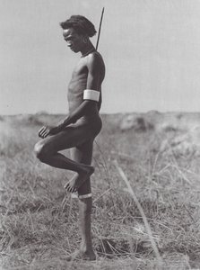 Afrika: Nuer, viloposition (svartvitt foto) av Hugo Adolf Bernatzik