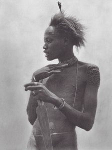Afrika: Nuer-krigare med tribalmärke i pannan (svartvitt foto) av Hugo Adolf Bernatzik