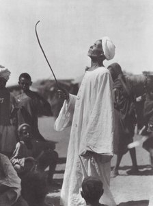 Afrika: Gammal man hånar dansare (svartvitt foto) av Hugo Adolf Bernatzik