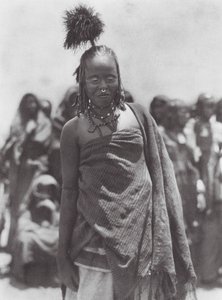 Afrika: Huvudbonad av strutsfjäder som bärs av Aulad Hamids (s/v-foto) av Hugo Adolf Bernatzik