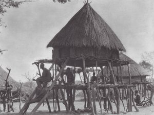 Afrika: Pålbyggda bostäder i östra Djur (svartvitt foto) av Hugo Adolf Bernatzik
