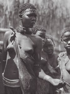 Afrika: Shilluk-flickor (svartvitt foto)