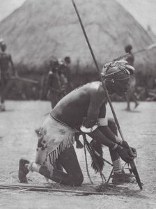 Afrika: Shilluk i festdräkt (svartvitt foto) av Hugo Adolf Bernatzik