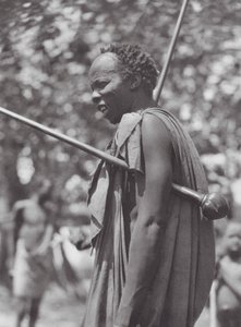 Afrika: Shilluk-krigare med klubba (svartvitt foto) av Hugo Adolf Bernatzik