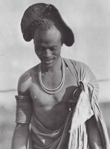 Afrika: Shilluk-krigare med huvfrisyr (svartvitt foto) av Hugo Adolf Bernatzik