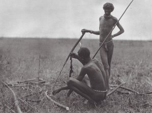Afrika: Shilluk-krigare vilar (svartvitt foto) av Hugo Adolf Bernatzik