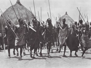 Afrika: Shilluk-krigare stormar en hövdings grav (svartvitt foto) av Hugo Adolf Bernatzik