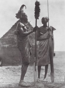 Afrika: Shilluks i festivalklänning (svartvitt foto) av Hugo Adolf Bernatzik